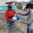 Funcionarios municipales llevaron kits alimenticios a moradores del sector de La Comuna