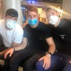 Guanca (d) junto a Vittor (i) y Gil (c) en el aeropuerto de Frankfurt donde se encuentran varados.