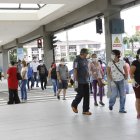 Un grupo de personas hacen fila para ingresar a bancos y a un supermercado.