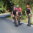 Elizabeth Bravo (i) durante un entrenamiento por las carreteras de Mooloolaba junto a Armando Matute (c) y Xisca Tous (d).