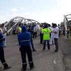Preocupación. Autoridades y técnicos en el sitio del puente destruido analizan soluciones al aislamiento.