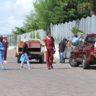 GUAYAQUIL. Un familia retira los restos de un pariente que falleció en estos días en un hospital público ubicado en el sector del Guasmo, en el sur de la ciudad.