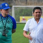 El entrenador del Delfín, Carlos Ischia (i), viajó junto a su cuerpo técnico hacia Argentina con autorización del presidente del club, José Delgado (d).