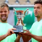 Kevin Krawietz (i) junto a su compatriota Andreas Mies (d) ganaron el torneo de Roland Garros en dobles, el año pasado.