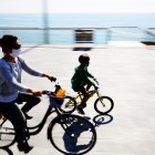 España.- Ayer, el Gobierno español permitió que los niños salieran a dar un paseo en las calles, en compañía de un adulto.