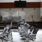 En la Unidad Judicial Norte ded Quito se colocó plásticos alrededor de los cubículos de atención a los usuarios