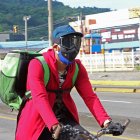 El personal que entrega comida a domicilio cuida de usar todas las medidas de protección.