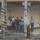 Ambulantes. Comerciantes ambulantes de repuestos, buscan clientes en una esquina.