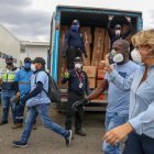 La alcaldesa, durante una entrega de raciones alimenticias en Socio Vivienda, el fin de semana