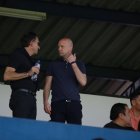 Estrada busca negociar con el seleccionador Cruyff (d) una rebaja de sueldo y también evitar que dirigentes como Deller (i) dejen el directorio de la Ecuafútbol.