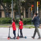 Un hombre y sus dos hijas caminan por una calle de Barcelona este lunes, segundo día en el que los menores de 14 años pueden salir a la calle una hora tras una cuarentena de 44 días por la pandemia de coronavirus.