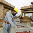 En las obras hay que usar mascarillas y mantener la distancia entre obreros.
