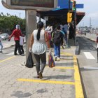 Queja. Para los ciudadanos, de nada sirve tener distanciamiento en la fila, si al ingresar a la unidad nadie respeta su espacio.