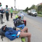 Un grupo de extranjeros tomó un descanso en el sector de Aloag, antes de continuar su periplo hacia Venezuela. Las autoridades dice que esos traslados no están permitidos.