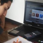 Los profesores se capacitan para ofrecer una enseñanza virtual a sus estudiantes.