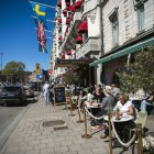 ESTOCOLMO. Ciudadanos suecos, se citan la tarde de este lunes en una de las cafeterías de esta capital europea. La semana pasada, se clausuraro, varios locales al no garantizar el distanciamiento social.