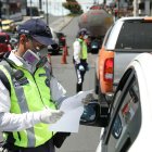 Agentes metropolitanos controlan la restricción vehicular en una de las avenidas de Quito