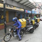 Repartidores de comida que se movilizan en motos.