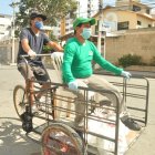 Flete. Alberto Panchana madruga hacia los mercados a realizar sus actividades diarias en Salinas.
