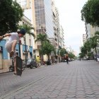 Inquietud. Un ciudadano patina en la avenida 9 de Octubre, y no usa mascarilla.