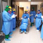 El personal sanitario del hospital Teodoro Maldonado Carbo, en Guayaquil, aplauden por el alta médica de un paciente con COVID-19.