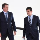 Fotos de archivo del presidente Jair Bolsonaro y el exministro de Justicia, Sergio Moro (D).