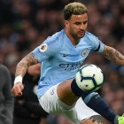 Kyle Walker contrató dos prostitutas y con ellas rompió el aislamiento.