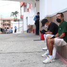 Ciudadanos esperan en el exterior de una casa de salud en Guayaquil.