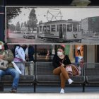 BERLÍN. Varias personas esperan un bus urbano en un barrios de esta capital europea, que desde hoy miércoles ordena el uso de mascarillas.