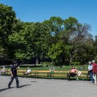VIENA. Un parque en esta capital europea recibe a decenas de personas. Austria vuelve a la normalidad general de este viernes.