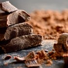 Ayuda a regular los antojos de azúcar y actúa como energizante natural, similar a la cafeína, debido a la sustancia teobromina.