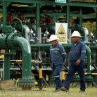 El sector petrolero nacional se ha visto afectado por el desplome de los precios del petróleo y la rotura de los oleoductos.