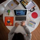 Ylenia, profesora de P3 en una escuela privada da clases en línea a sus alumnos usando una aplicación de videoconferencias.