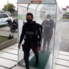 Hecho. Los policías se someten al proceso de desinfección a diario.