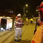 El conductor de la camioneta volcada en Cuenca lucha por su vida en un hospital.