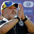 Diego Maradona, técnico de Gimnasia y Esgrima La Plata, club que no descenderá por la finalización del torneo argentino.