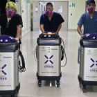 Personal sanitario del Hospital Quito Sur de la seguridad social (IESS), con los tres robots, Panchito, Espejito y El Boni, destinados a la esterilización de las áreas.