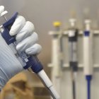 BOGOTÁ. Un bacteriólogo muestra el procedimiento para realizar una prueba COVID-19 en el Laboratorio de Investigación y Referencia del Ejército Nacional, en la capital colombiana.