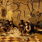 Pobladores de la la amazonía peruana, acampan en una avenida de Lima, esperan que el Gobierno autorice su retorno a su hogar. La cuarentena obligatoria, desde el 16 de marzo, continuará hasta al menos el 10 de mayo.