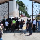 Un grupo de personas fuera del cementerio Jardínes de Esperanzas, durante los días que esperaban cupo para los entierros y otros preguntando si el cuerpo de su familiar estaba allí.