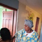 Aplicación. María Eugenia aplica sobre el cuerpo de la paciente las hierbas medicinales previamente molidas y fermentadas