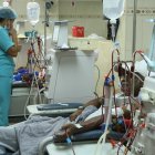 Un grupo de pacientes se realizan las hemodiálisis.