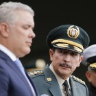 El saliente comandante del Ejército de Colombia, general Nicacio Martínez (c) y el presidente Iván Duque (i) participan en la ceremonia donde recibió el cargo el general Eduardo Zapateiro, este lunes en la Escuela Militar José María Córdova, en Bogotá (Colombia). El general Zapateiro releva en el cargo al general Nicacio Martínez. EFE/ Juan Páez