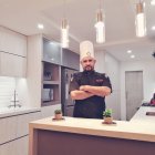 El chef logró crear su huerto en el jardín de su casa.