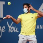 Benjamin Hassan disputa un torneo amistoso con la precaución de la mascarilla.