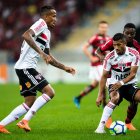 Aunque no ha tenido la continuidad deseada en Sao Paulo, Joao Rojas (d) sigue en planes de ese club.