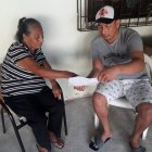 Manuela Pilay muestra la partida de defunción a un familiar. No sabe cómo se registró ”su muerte” en otra provincia, por alguien que su familia no conoce.