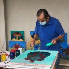 Arte. El artista y escultor Manuel Velasteguí crea con material reciclado.