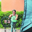 Metodología. Andrea Durán, profesora de zumba strong, alista una de las tres clases que dicta por Zoom.