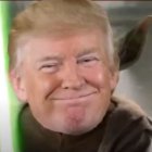 El equipo de campaña de Donald Trump emitió una violenta sátira del rechazo del presidente a los medios que lo critican.